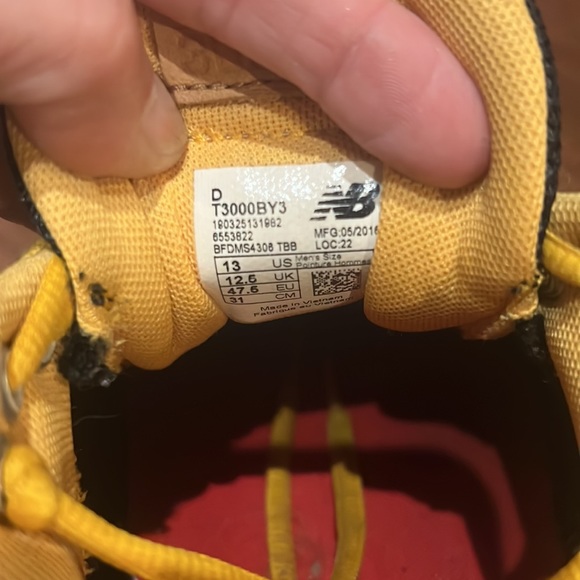 Size 13 New Balance black and yellow good condition - Picture 4 of 5